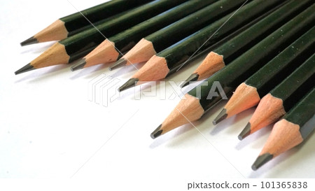irregularly arranged pencils 101365838