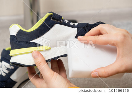 Cleaning of children's shoes, sneakers, soles from dust and dirt with a melamine sponge Cleaning of children's shoes, sneakers, soles from dust and dirt with a melamine sponge 101366156