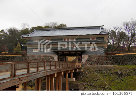 大山神社:位於金澤城西側的黑灰泥製鼠人門和門前的鼠人門橋。 大山神社:位於金澤城西側的黑灰泥製鼠人門和門前的鼠人門橋。 101366575
