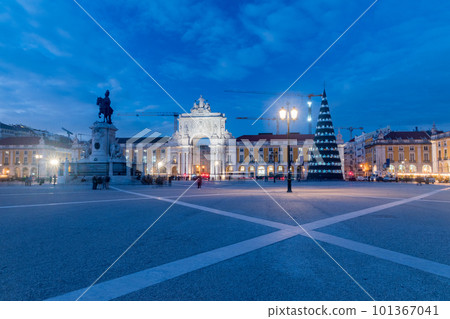 Night view on Commerce Square panorama (Praca do Comercio) in Lisbon, Portugal. Night view on Commerce Square panorama (Praca do Comercio) in Lisbon, Portugal. 101367041