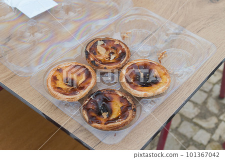 Pack of Portuguese Pasteis de nata cakes. 101367042