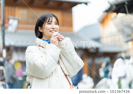 一個女人邊走邊吃,一個女人觀光,一個女人,一次旅行,一個微笑,一個人的旅行,一張紀念照 一個女人邊走邊吃,一個女人觀光,一個女人,一次旅行,一個微笑,一個人的旅行,一張紀念照 101367436