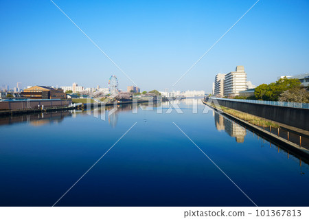 Arakawa Amusement Park's new Ferris wheel and cherry blossoms in full bloom Arakawa Amusement Park's new Ferris wheel and cherry blossoms in full bloom 101367813