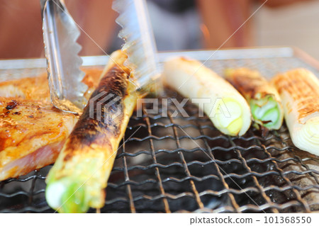 Charcoal-grilling on a charcoal grill Net-grilled barbecue extinguished charcoal Charcoal-grilling on a charcoal grill Net-grilled barbecue extinguished charcoal 101368550