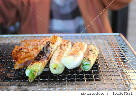 Charcoal-grilling on a charcoal grill Net-grilled barbecue extinguished charcoal Charcoal-grilling on a charcoal grill Net-grilled barbecue extinguished charcoal 101368551