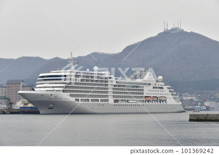 拍攝停泊在北海道函館港的遊輪Silver Muse春季風光 101369242