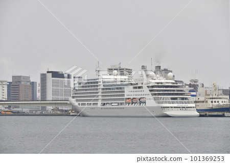 拍攝停泊在北海道函館港的遊輪Silver Muse春季風光 101369253