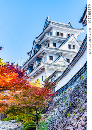 Gifu Gujo Hachiman Castle with autumn leaves 101369379