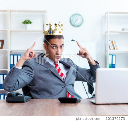 King businessman at his workplace 101370273