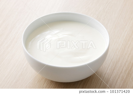純酸奶裝在一個白色的碗裡 101371420