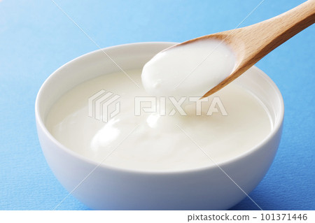 Spoon plain yogurt 101371446