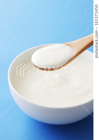 Spoon plain yogurt 101371450