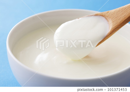 Spoon plain yogurt 101371453