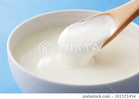 Spoon plain yogurt 101371454