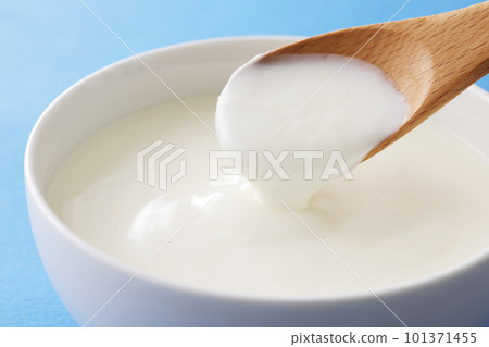 Spoon plain yogurt Spoon plain yogurt 101371455