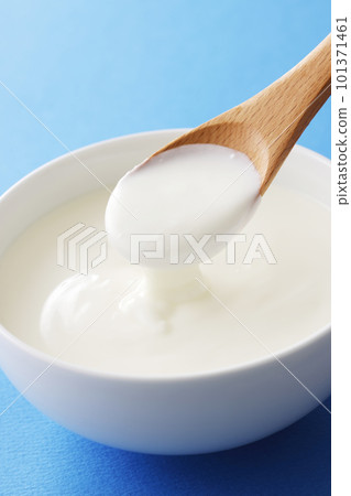 Spoon plain yogurt 101371461