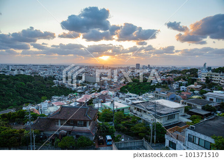 美麗的夕陽小鎮(來自沖繩縣甘子井展望台) 美麗的夕陽小鎮(來自沖繩縣甘子井展望台) 101371510