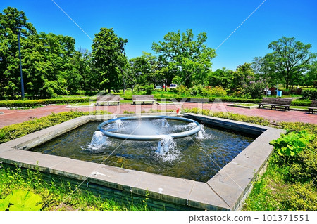 Fountain in Yurigahara Park with a blue sky (Kita Ward, Sapporo City, Hokkaido) 101371551