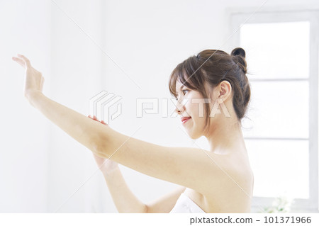 做手臂皮膚護理的年輕女人 101371966