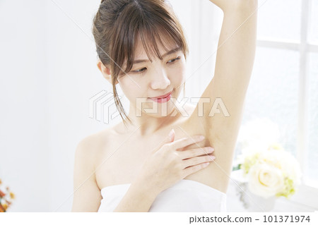 擔心腋下護理的年輕女性 101371974