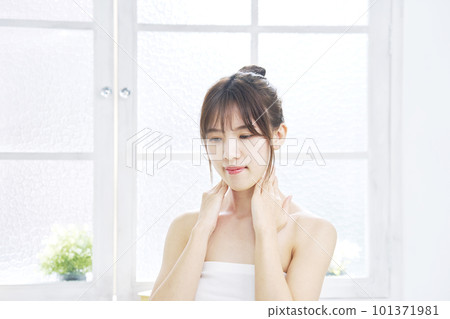 一個女人按摩她的脖子 101371981