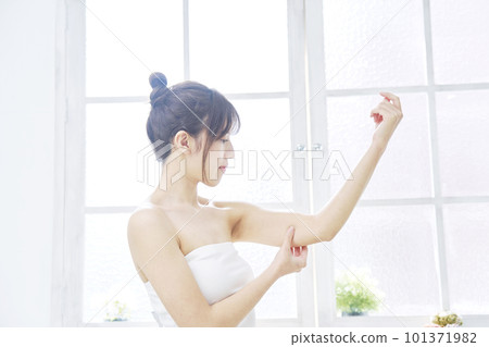 飲食形象女人捏她的上臂 101371982