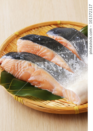 北海道櫻桃鮭魚片放在過濾器上 101372117