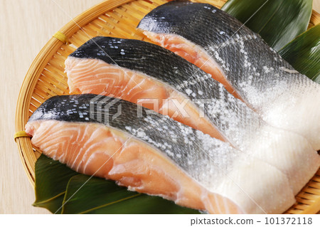 北海道櫻桃鮭魚片放在過濾器上 北海道櫻桃鮭魚片放在過濾器上 101372118