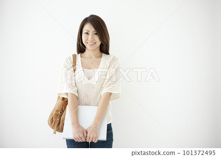 A woman with a personal computer 101372495
