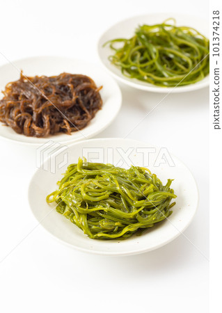 Mekabu and mozuku and cut kombu seaweed 101374218