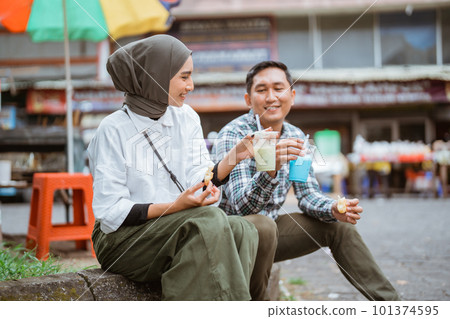 muslim couple buy drink from a street vendor 101374595