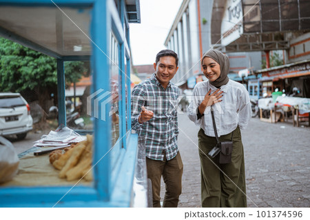 muslim couple are shopping in a food stall or street vendor 101374596