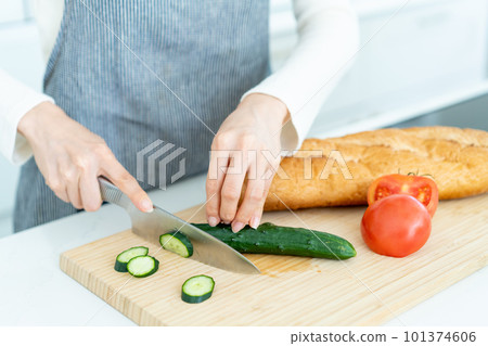 一個女人的手在廚房做飯 [部分切割] 101374606