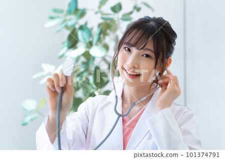 使用聽診器的年輕女性醫生 101374791