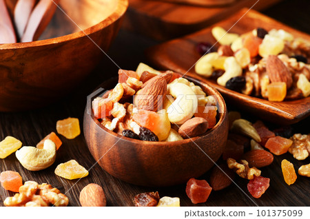 mixed nuts & dried fruit 101375099
