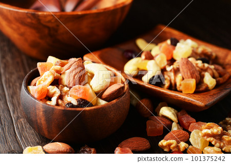 mixed nuts & dried fruit 101375242