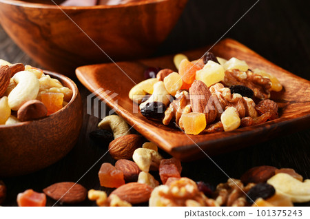 mixed nuts & dried fruit 101375243