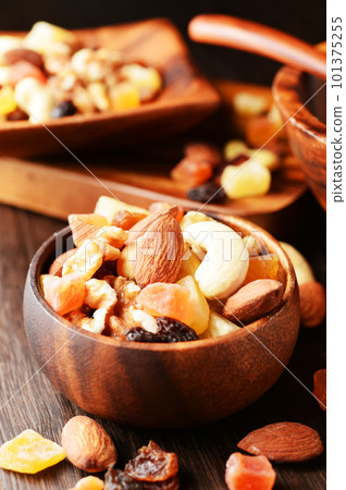 mixed nuts & dried fruit mixed nuts & dried fruit 101375255