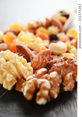 混合堅果和乾果 101375261