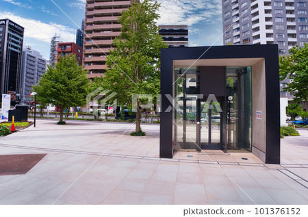 East Side Square underground elevator East Side Square underground elevator 101376152