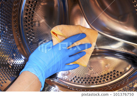 Cleaning the drum of the washing machine. Household appliances service 101376750