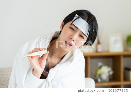 患有發燒的年輕女子 101377325