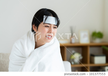 患有發燒的年輕女子 患有發燒的年輕女子 101377553