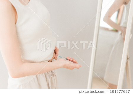 A woman who pinches her stomach and injects insulin injection, diet injection, fertility drug A woman who pinches her stomach and injects insulin injection, diet injection, fertility drug 101377637
