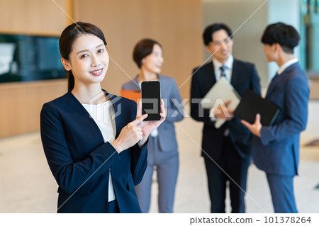 有智能手機的女商人 101378264