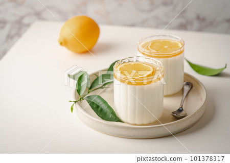 Dessert panna cotta with lemon 101378317