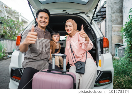 muslim family with suitcase before traveling thumb up 101378374