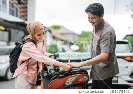 couple going with motorbike and carry a suitcase 101378401