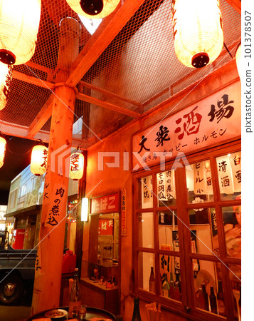 公共酒吧的入口標誌和紅燈籠 公共酒吧的入口標誌和紅燈籠 101378507
