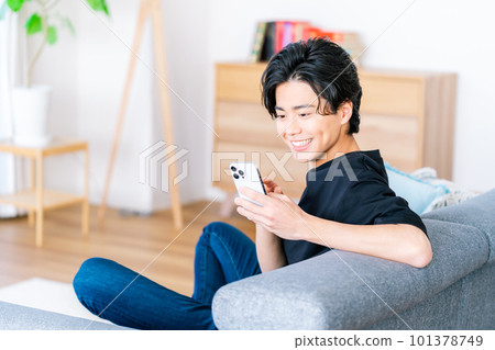 操作智能手機的一個年輕人 101378749